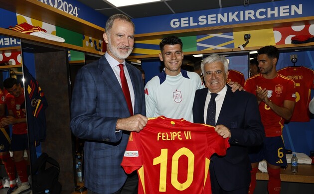 Su Majestad el Rey con el presidente de la Real Federación Española de Fútbol, Pedro Ángel Rocha, y el capitán de la selección Española de Fútbol, Álv